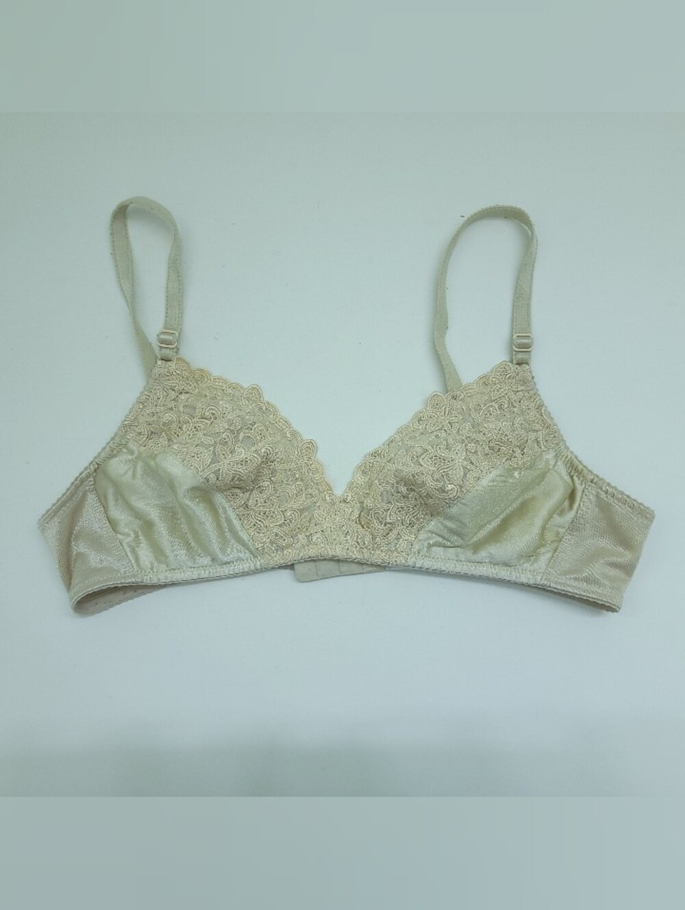 Vintage Wacoal 36B Lace Soft Cup Bra Wireless 80s